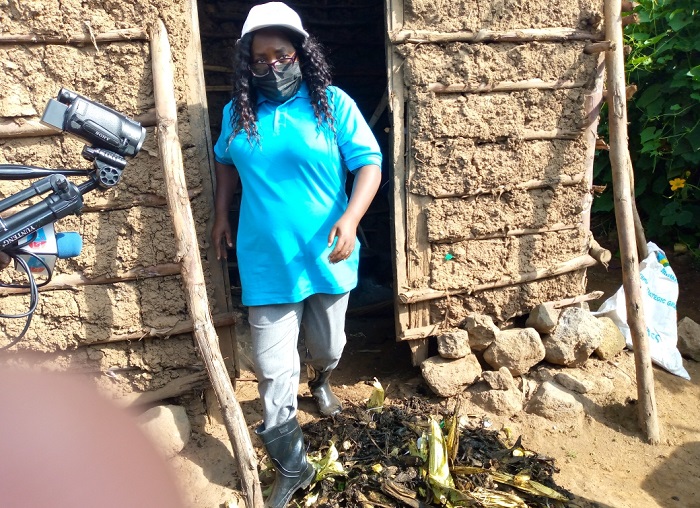 Guverineri Nyirarugero yafatanyije n'abandi bayobozi gukiza umwanda abatuye muri iyi nzu