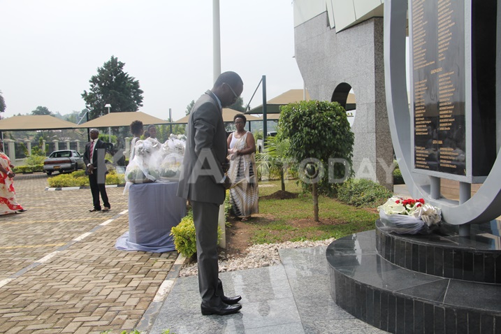Guverineri Alphonse Munyantwari yunamira abazize Jenoside.