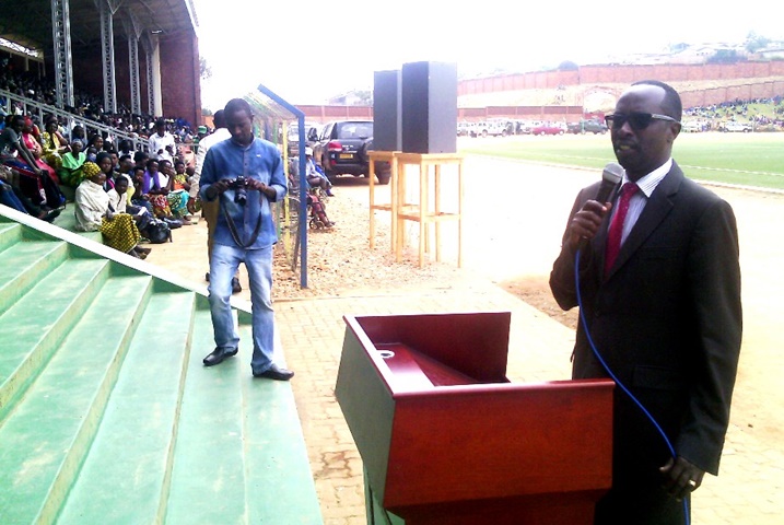 Guverineri Munyantwari asaba Abanyarwanda gukomeza gushyira umutima ku kazi, ntihagire uniganwa impano ye.