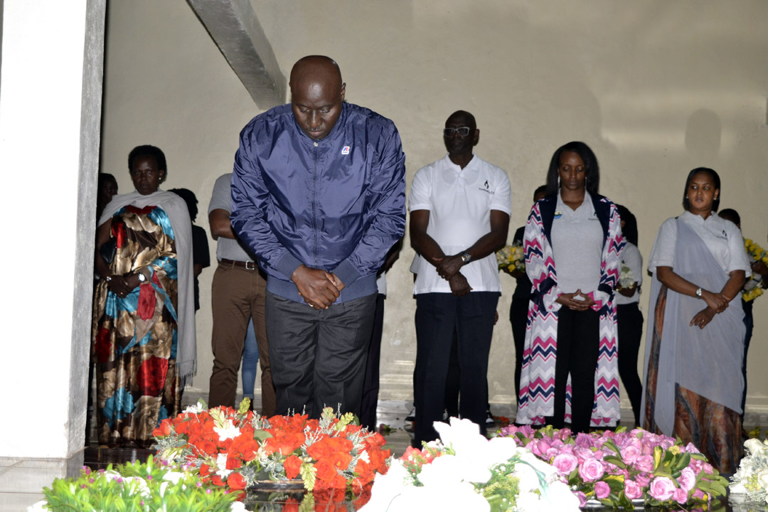 Guverineri Gasana yunamiye abashyinguye mu rwibutso rwa Nyanza