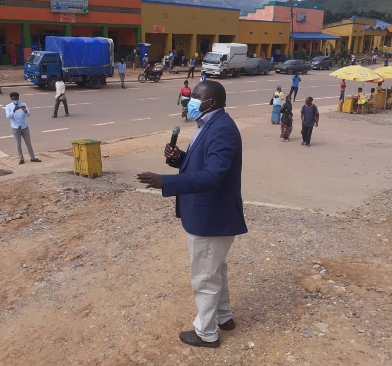 Guverineri Gatabazi atanga ubutumwa bwo kwirinda Covid-19