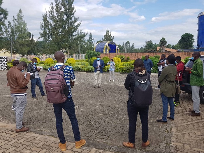 Guverineri Gatabazi aha yari mu kiganiro n