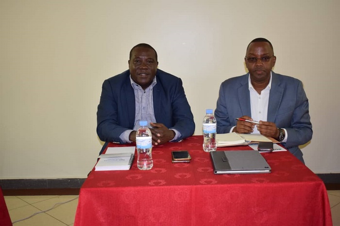 Guverineri Gatabazi ari kumwe n'umuyobozi mukuru w'ikigo RWFA Ngabonziza Prime