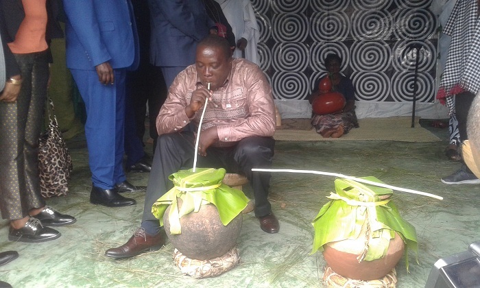 Guverineri Gatabazi asogongera intango y'amarwa