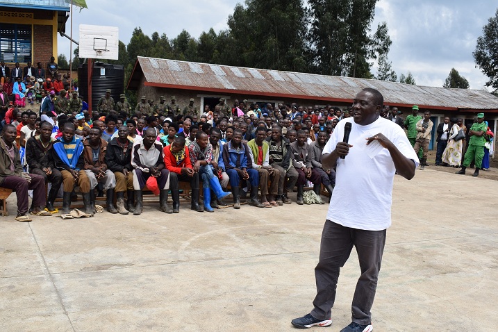 Guverineri Gatabazi avuga ko bagiye kuboroza amatungo magufi