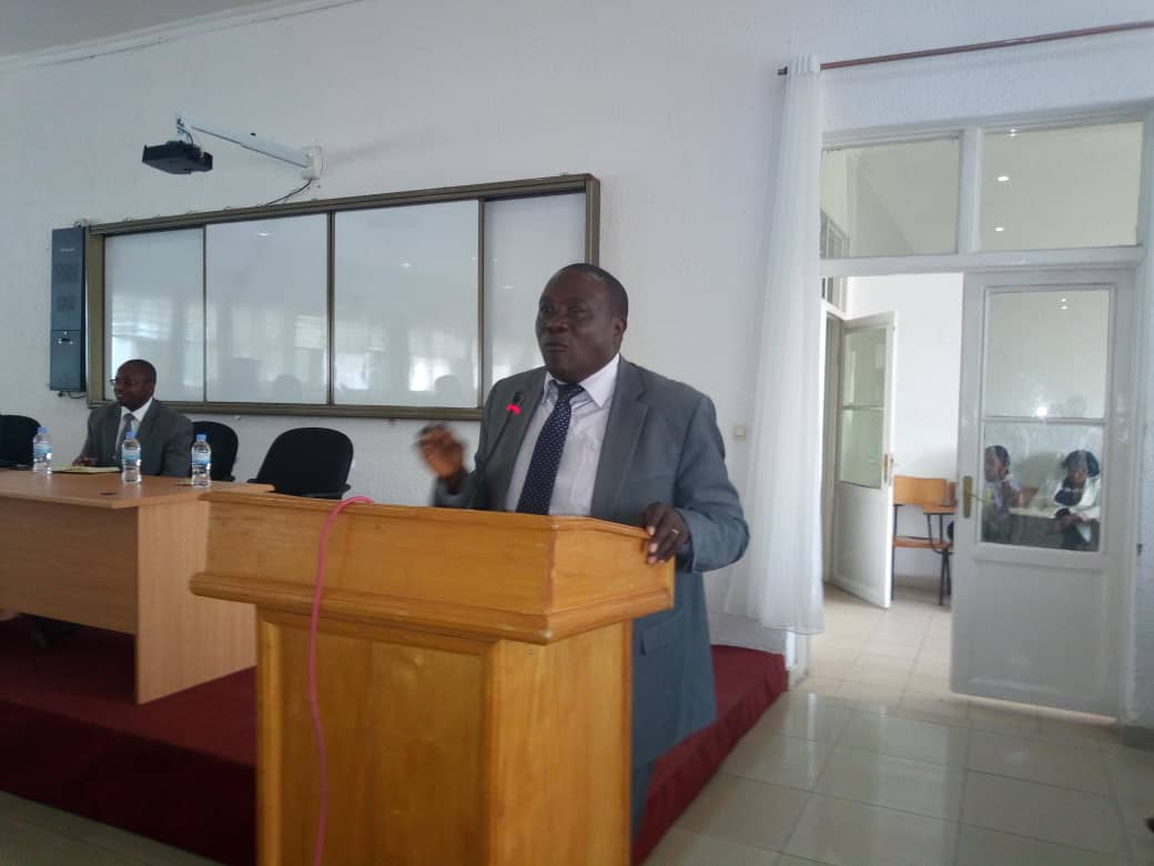 Guverineri Gatabazi yasabye abanyeshuri kuba intangarugero