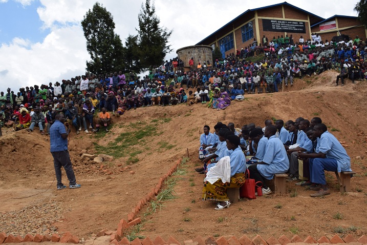 Guverineri Gatabazi yasabye abaturage kubyaza umusaruro ivuriro bahawe birinda gusubira mu bihugu binyuranye bajya gusaba serivise