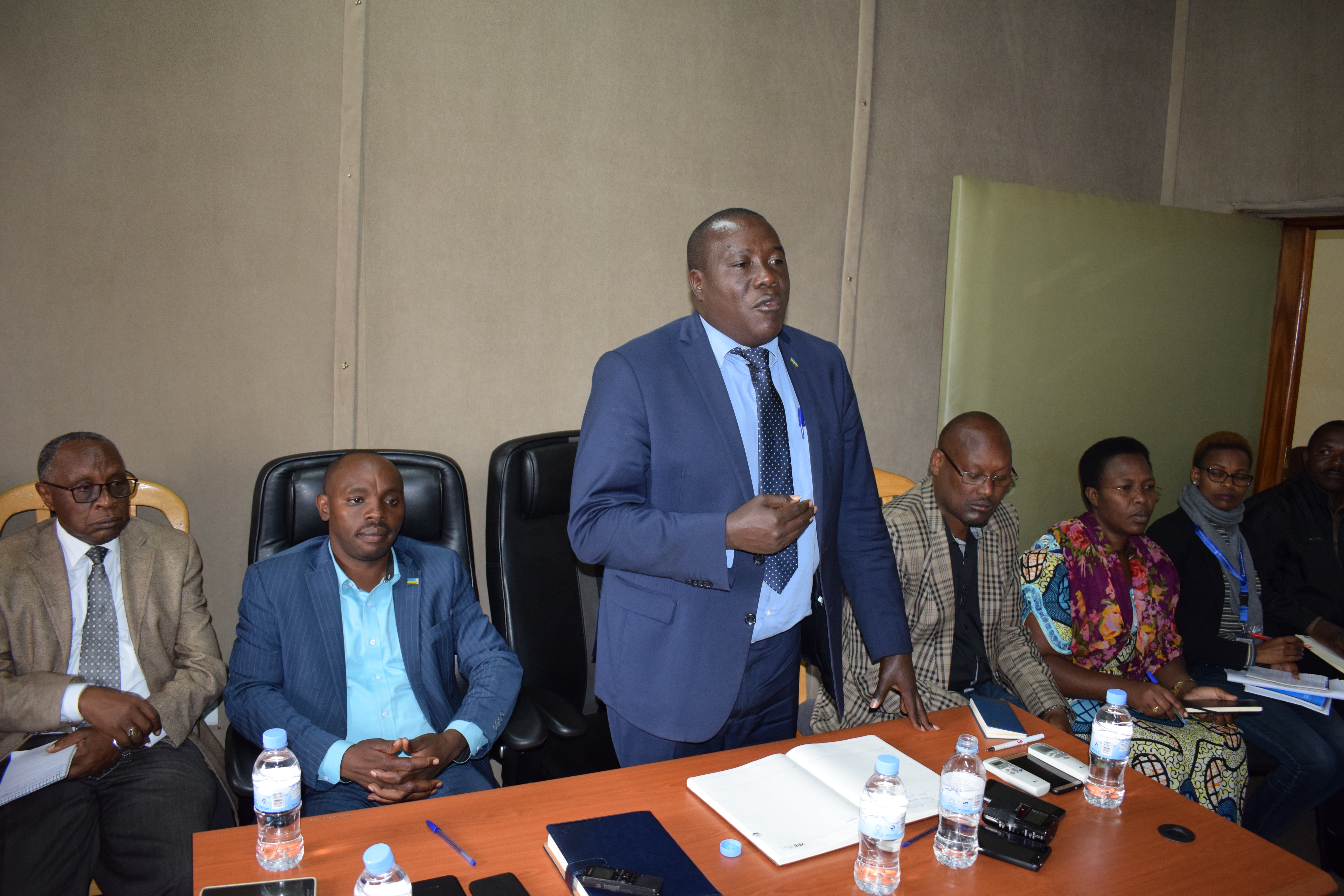 Guverineri Gatabazi yungurana ibitekerezo n'abitabiriye inama