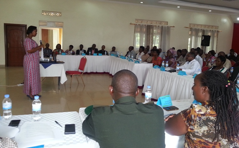 Guverineri Kazayire asaba abaturage kuzafasha ubuyobozi gushyira mu bikorwa ibyo bihitiyemo