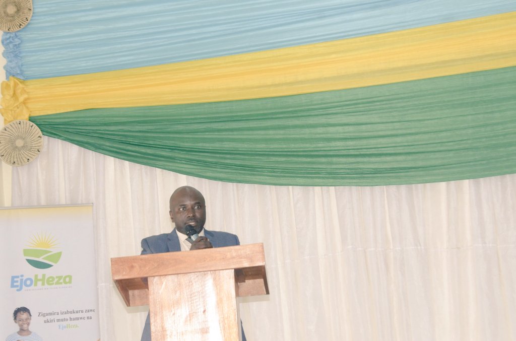 Guverineri w'Intara y'Amajyaruguru Maurice Mugabowagahunde