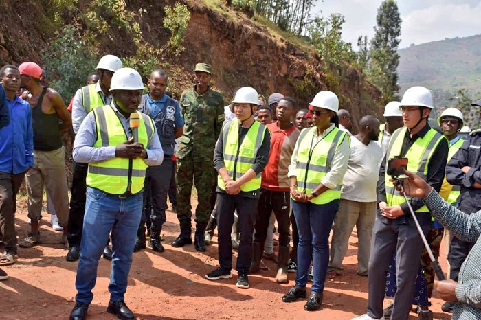 Guverineri Mugabowagahunde, yasabye abaturage kuzabyaza umusaruro ibikorwaremezo begerezwa