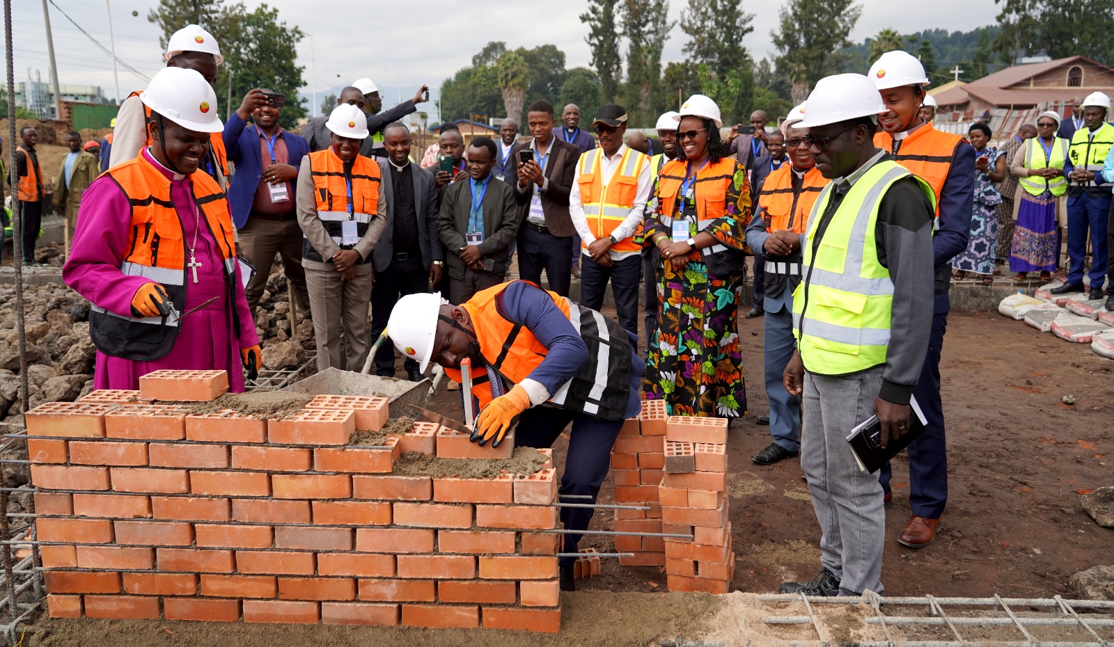 Guverineri Mugabowagahunde yatunguye abafundi