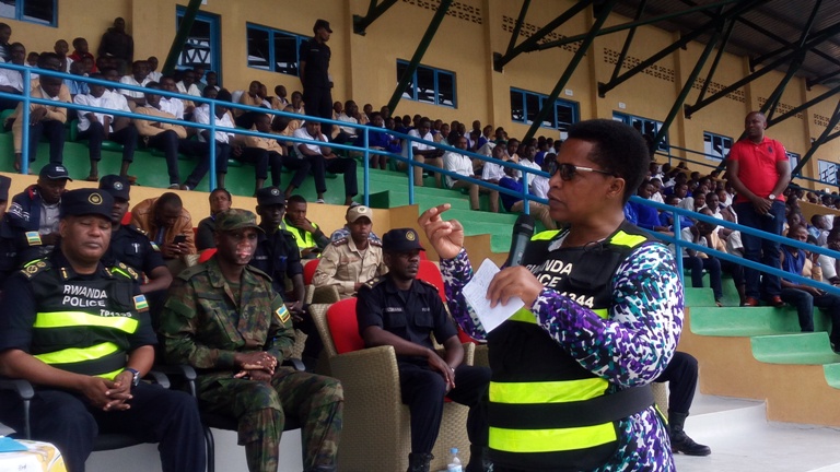 Guverineri Mureshyankwano ati guha ikinyabiziga udafite uburenganzira ni ukwica umuntu