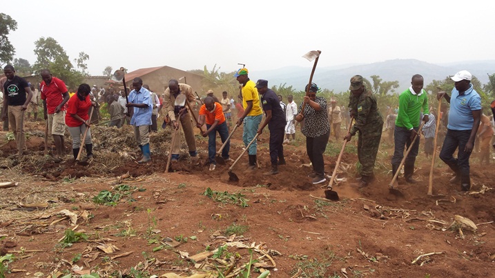Guverineri Mureshyankwano yatangije ibikorwa byo kubaka umudugudu w