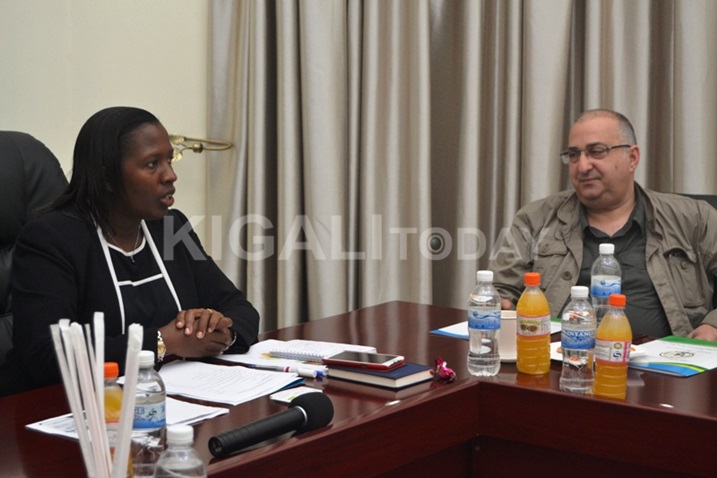 Guverineri w'Intara y'Iburasirazuba, Odette Uwamariya aganira n'Umuyobozi w'itsinda ry'aba bashoramari, Sait Cemal Turek