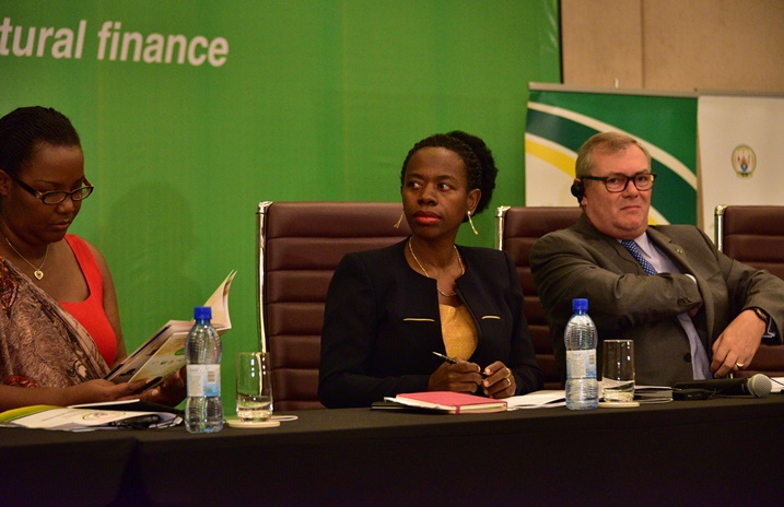 Guverineri Wungirije wa BNR, Dr. Monique Nsanzabaganwa (hagati) aravuga ko ibigo by