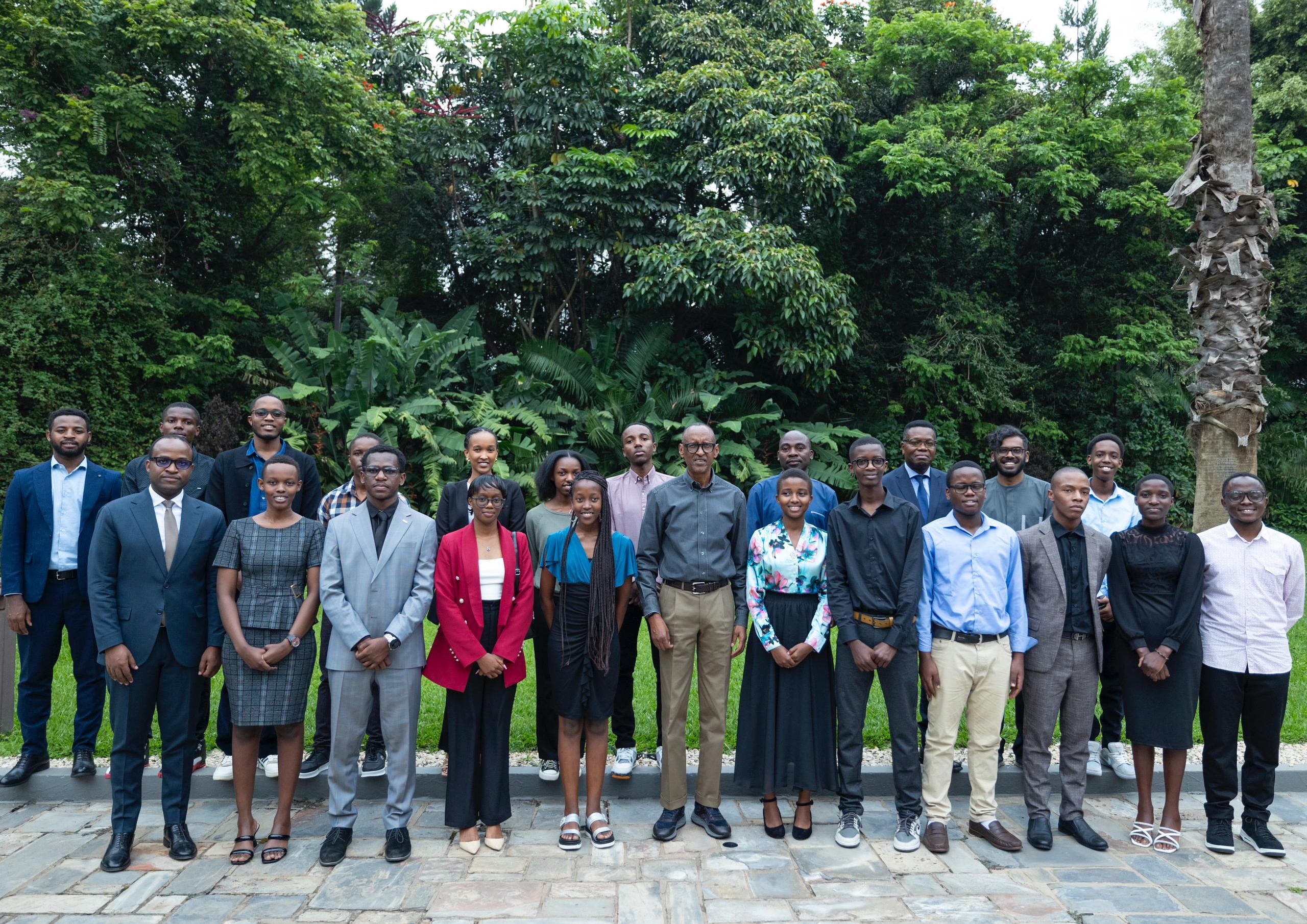 Perezida Kagame ubwo yakiraga itsinda ry'abanyeshuri bahesheje u Rwanda ishema mu marushanwa y'imibare