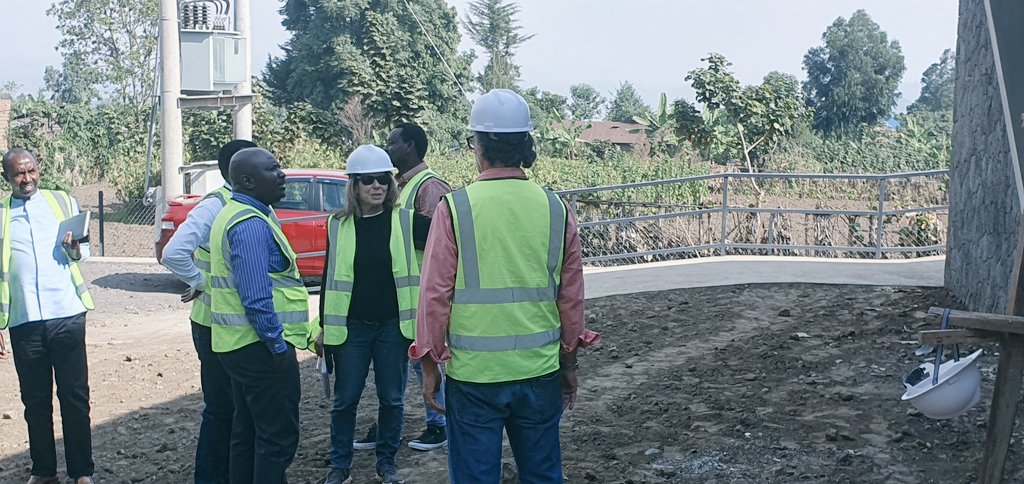 Guverineri Maurice, asobanurirwa ibijyanye n'aho imirimo igeze