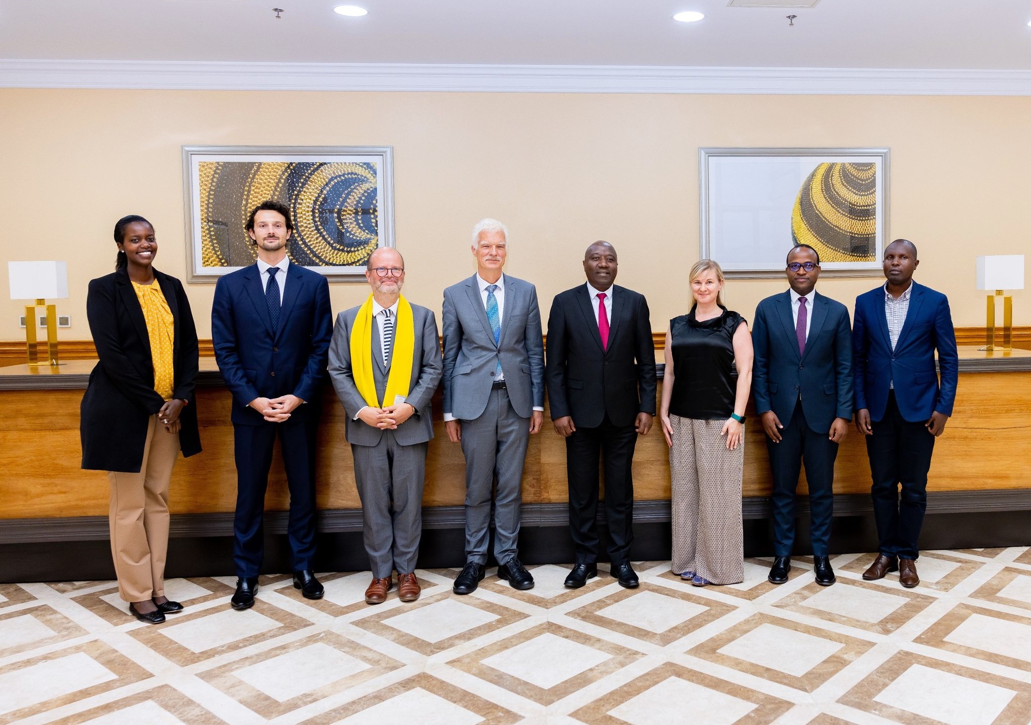 Aba bayobozi baganiriye ku guteza imbere uburezi