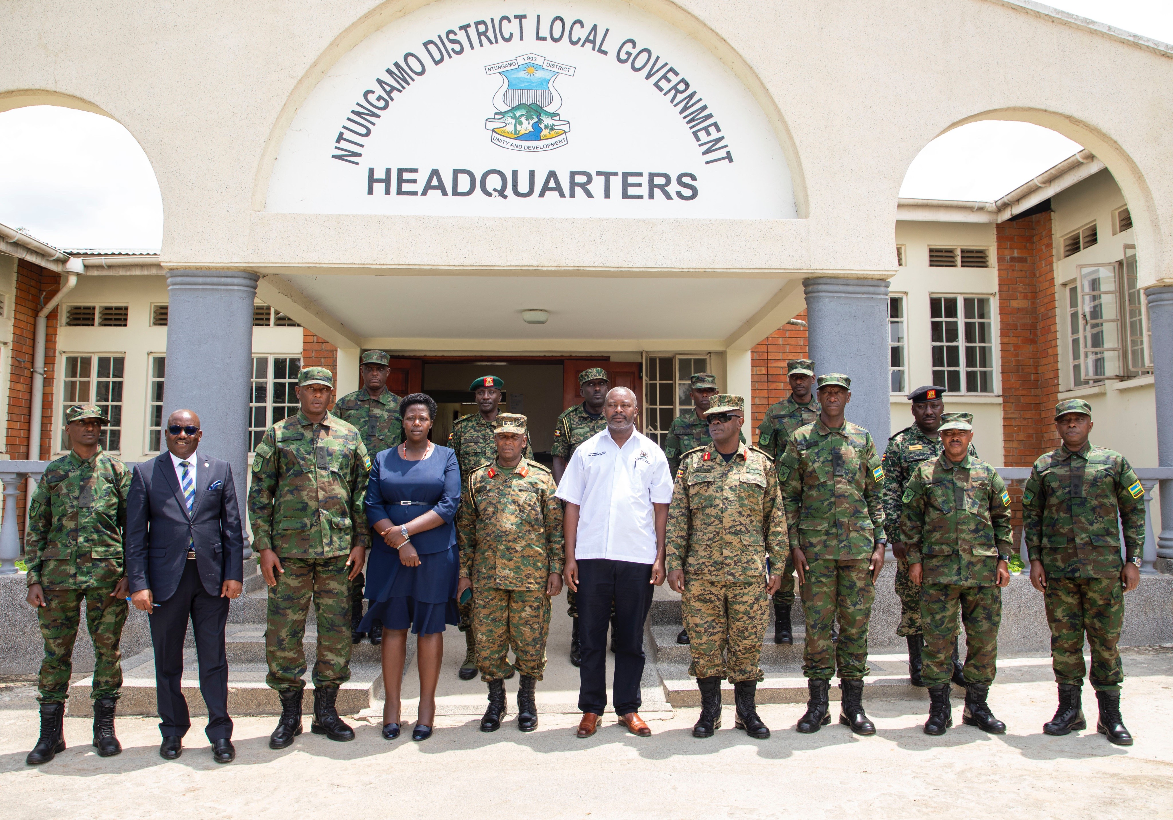 Izi Ngabo zasuye n'abayobozi b'Uturere twa Ntungamo na Kabale