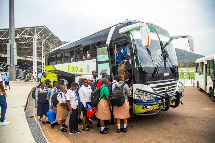 Abana bafashijwe gusubira ku ishuli. Photo: NESA