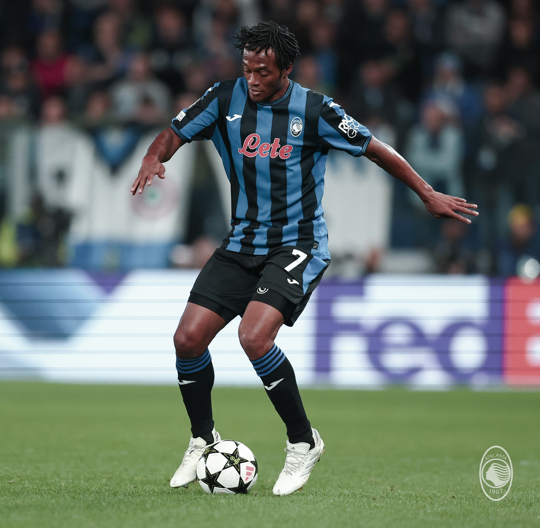 Juan Cuadrado wa Atalanta agenzura umupira