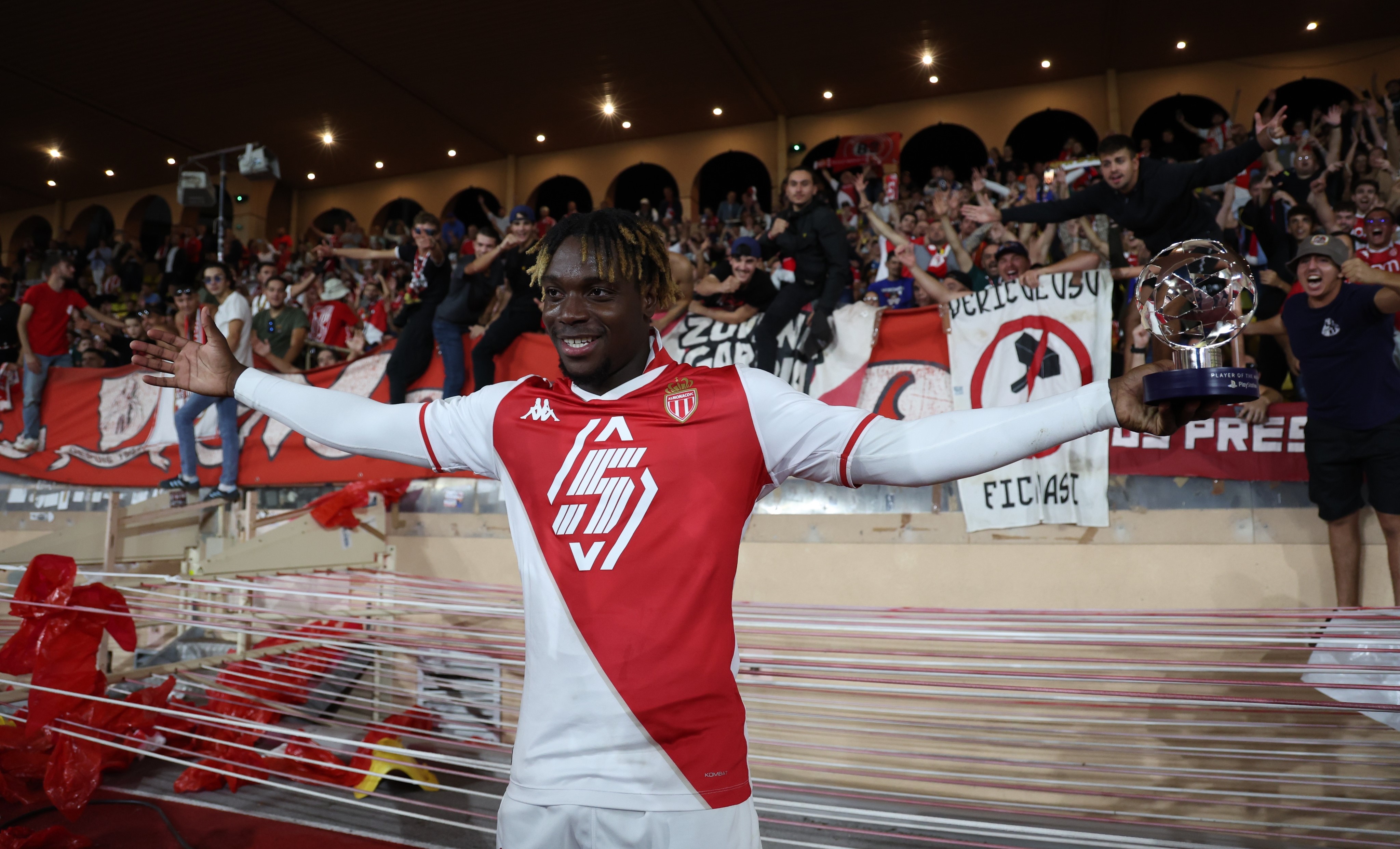 George Ilenikhena wa AS Monaco, yishimira igitego yari amaze gutsinda ikipe ya Barcelone