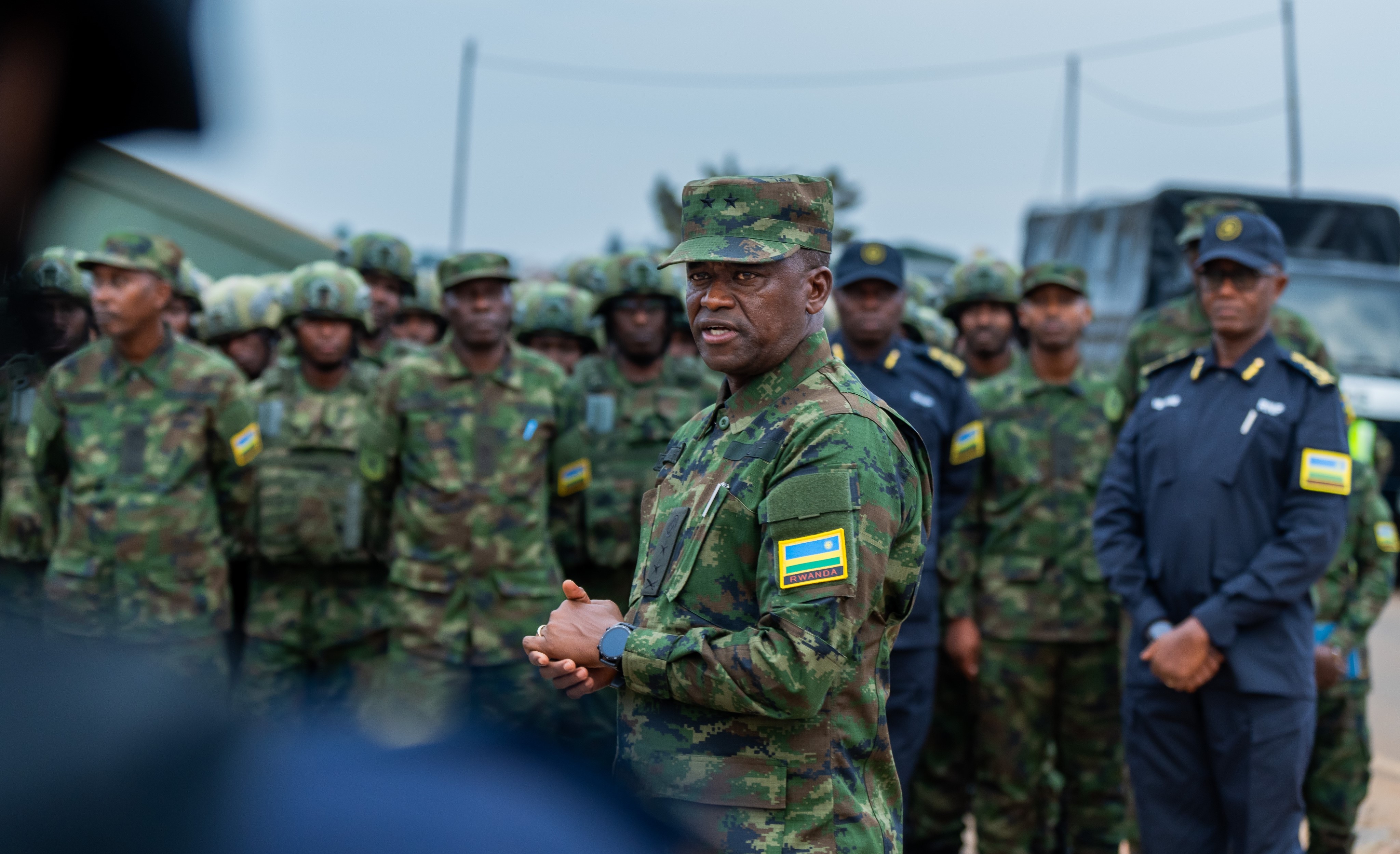 Major General Vincent Nyakarundi, niwe wakiriye izi Ngabo na Polisi