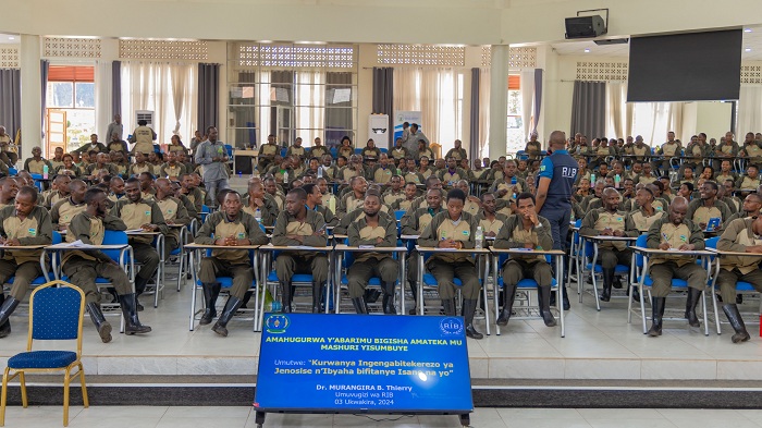 Aba barimu bavuga ko bajyaga bigisha amateka bayaca hejuru