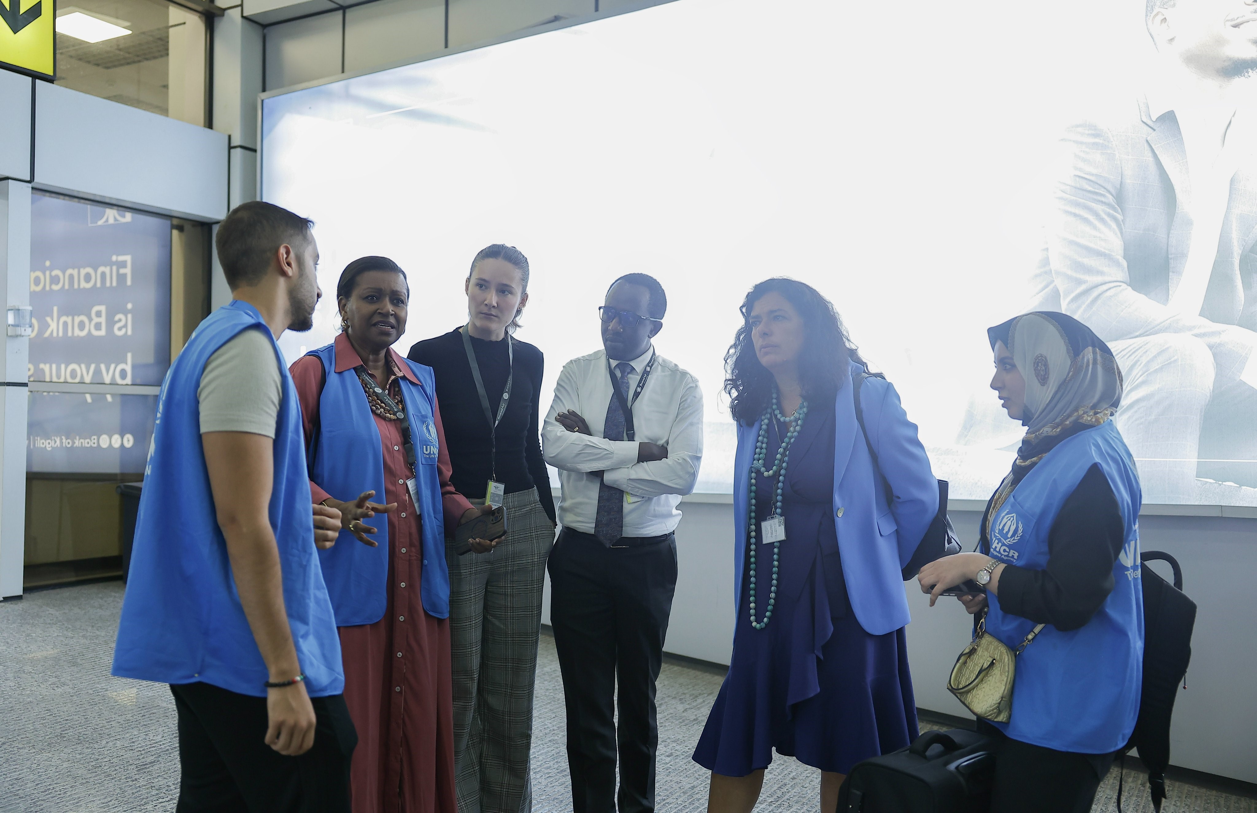 Aba bimukira n'abasaba ubuhungiro bakiriwe n'abayobaozi batandukanye