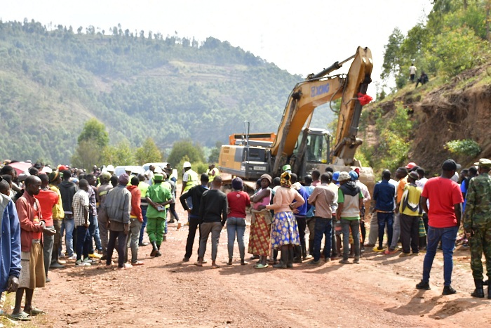Abaturage bari bitabiriye itangizwa ryo kubaka uyu muhanda