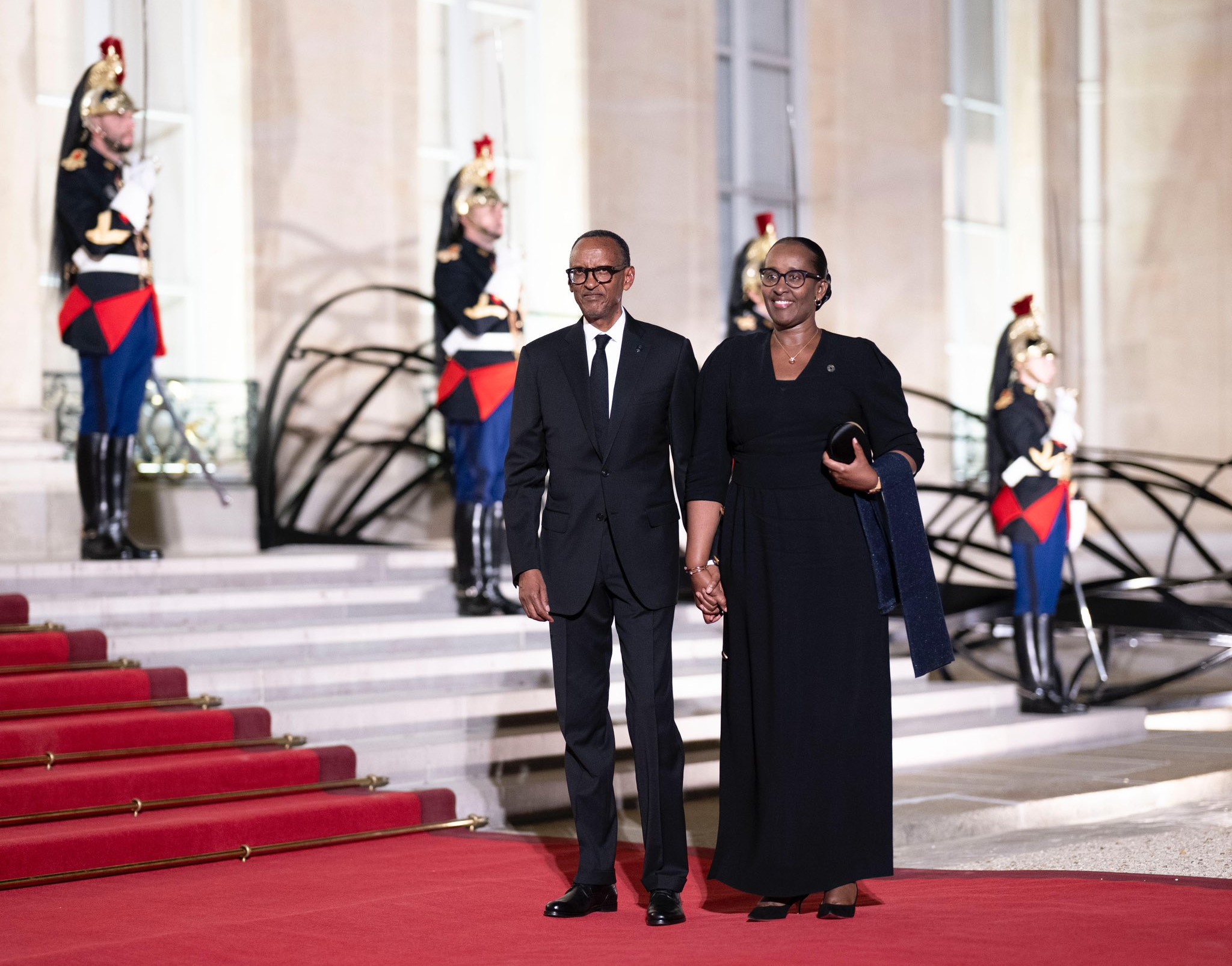 Perezida Kagame na Madamu bakiriwe ku meza na Macron w