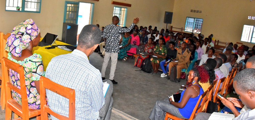 Habarurema yeretse abikorera n'abaturage uko bafatanya ngo ubukene bucike