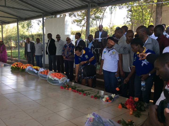 Bunamiye imibiri ishyinguye mu rwibutso rwa Jenoside yakorewe Abatutsi rwa Mwulire.