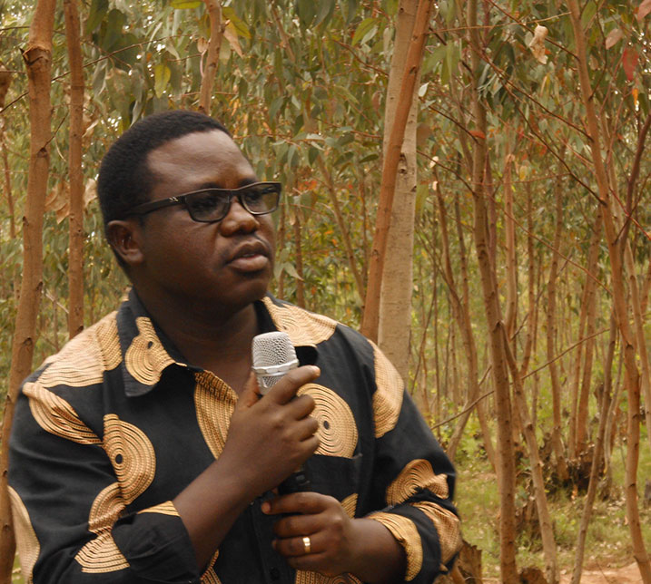 Habitegeko avuga ko ikibazo bafite atari imbaraga zo gucukura ubwiherero ahubwo ari icy'imyumvire ikiri hasi.