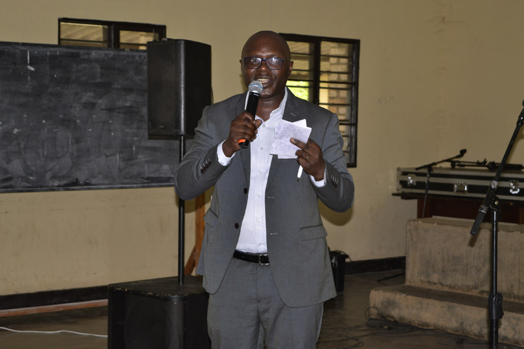 Habiyambere avuga ko abanyeshuri baje kwiga bataje gukorera amafaranga