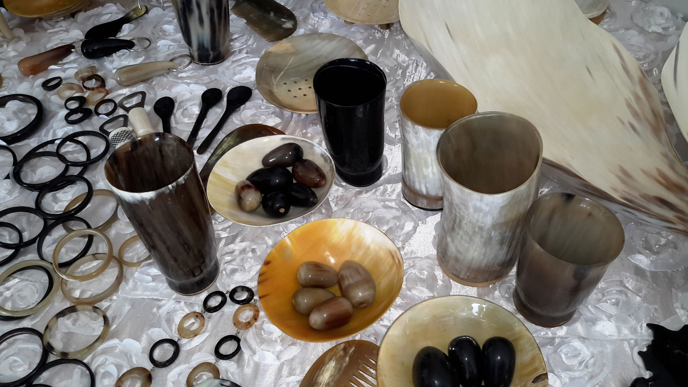 Habiyaremye Jean Marie Vianney akorera muri Kicukiro, umurenge wa Kagarama ibikoresho bitandukanye bivuye mu mahembe y'inka 