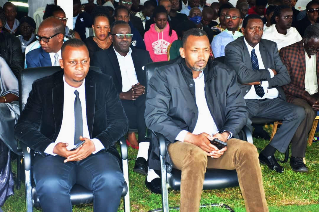 Charles Habonimana (iburyo) wanditse ku mateka ya Jenoside yakorewe Abatutsi mu Ruhango 