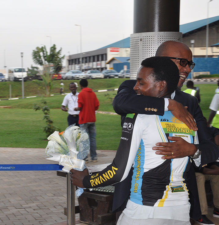 Hadi Janvier yakiranwa urugwiro na Perezida wa FERWACY. 