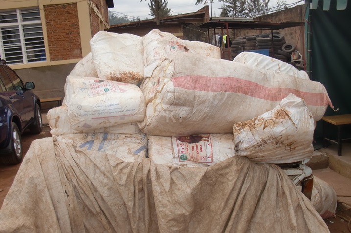 Hafashwe kandi imodoka yuzuye amasashe.