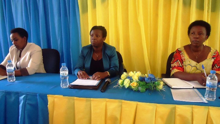 Dr. Mutamba Esther uyobora ikigo cy'igihugu cy'umiturire, umunyamabanga wa Leta muri Minisiteri y'ibikorwaremezo Germaine Kamayirese n'umuyobozi w'akarere ka Muhanga Yvonne Mutakwasuku.