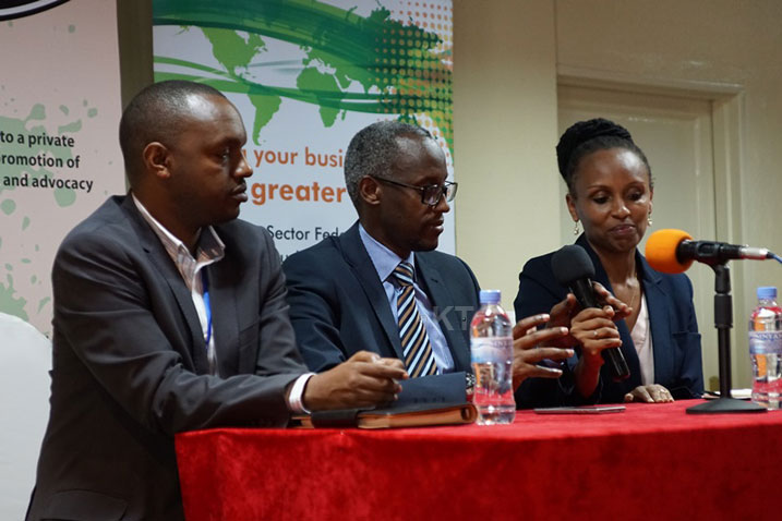 Ruzibiza Stephen (hagati), Umuyobozi Mukuru w'Urugaga rw'Abikorere mu Rwanda, Albert Nzamukwereka, Umunyamuryango wa "Chamber of Young Entrepreneurs" na Lydie Hakizimana uyobora iryo huriro.