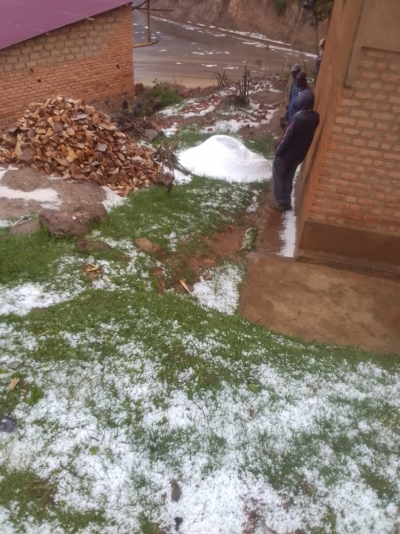 Ni imvura yarimo urubura rwinshi 