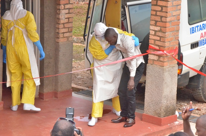 Ubwo abakora mu buzima mu karere ka Rusizi bigishwaga uko bafasha uwagaragaweho na Ebola