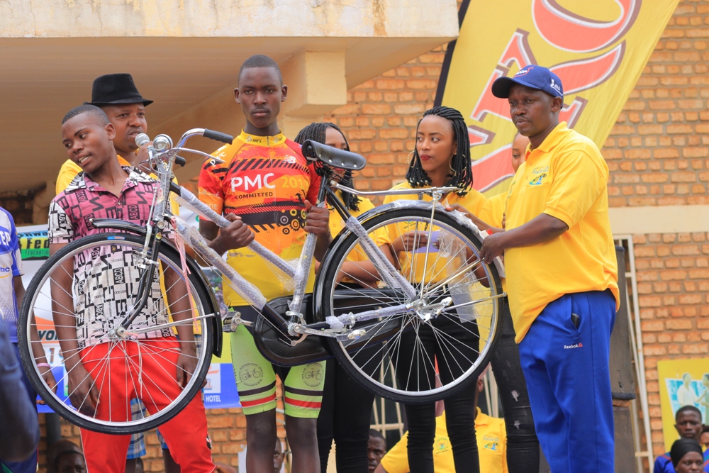 Hakuzimana Olivier yahembwe igare 