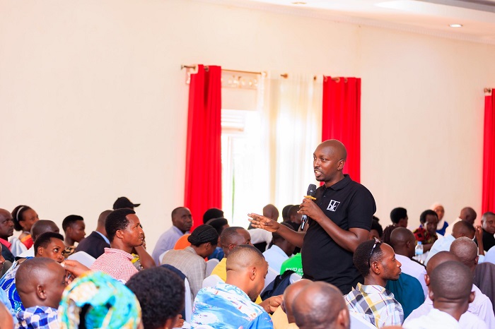 Hakwiyimana Theophile avuga ko bafitiye abahinzi inguzanyo z