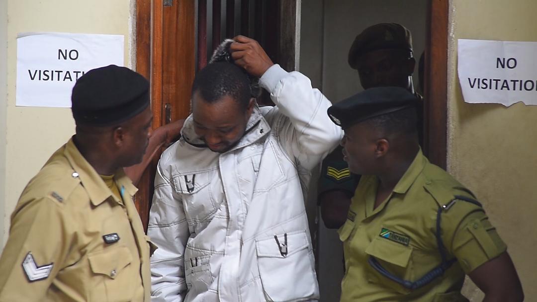 Hamis Luwongo akimara gutabwa muri yombi ari kuri sitasiyo ya polisi