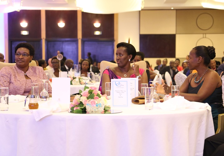 Madamu Jeannette Kagame ari kumwe n'abandi bayobozi bakuru mu gitaramo.