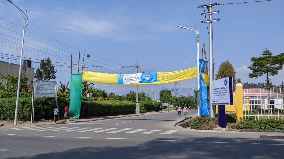 Hamwe na hamwe hari ibirango byibutsa abaturage umunsi w'amatora