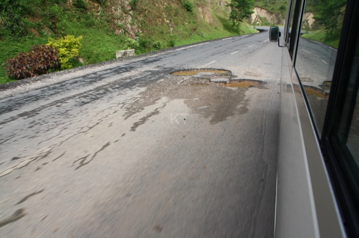 Hamwe na hamwe umuhanda warangiritse.